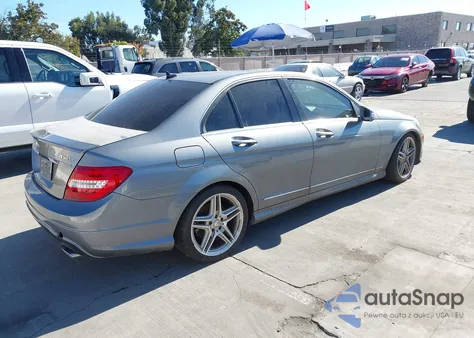 2013 Mercedes-Benz C 300 Sport 4Matic z USA, uszkodzony, nr VIN WDDGF8AB8DR246667